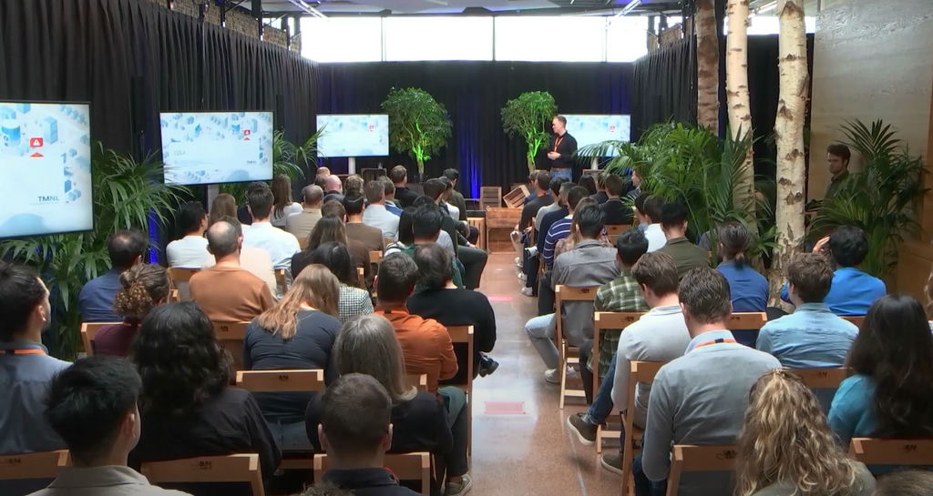 Photo of the presentation with the crowd